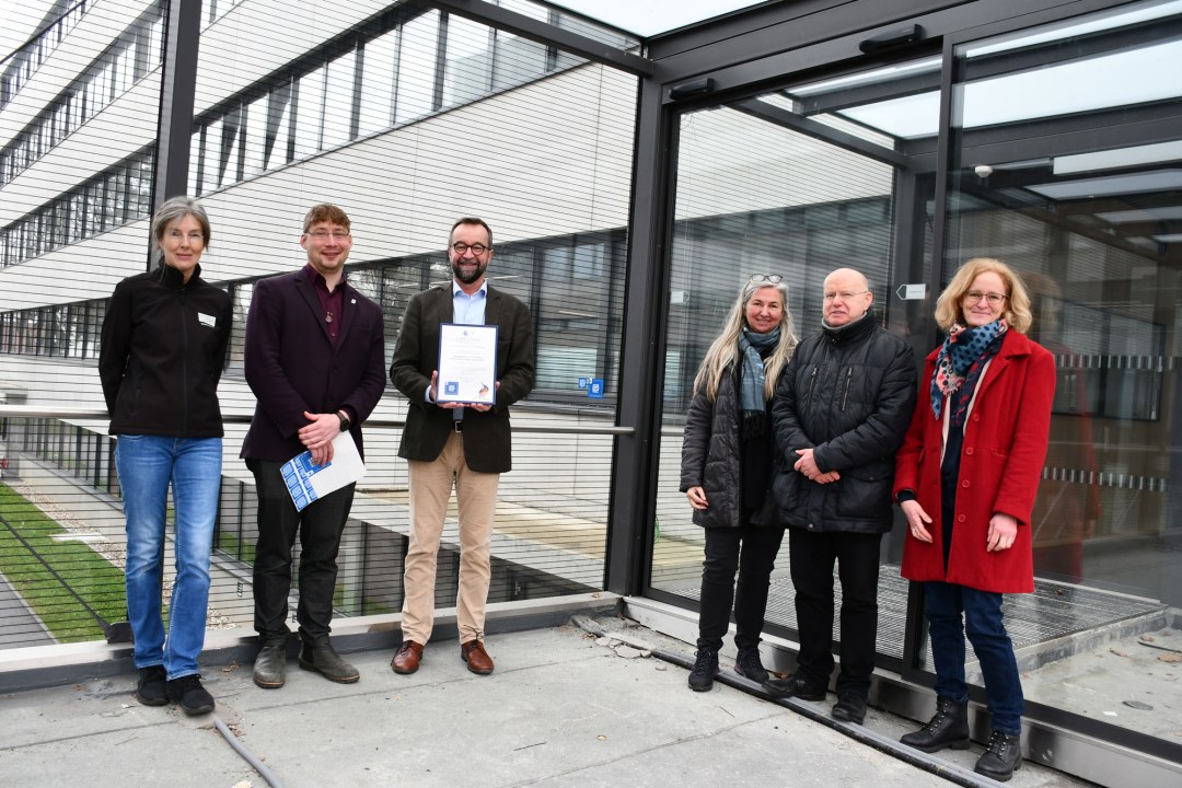 Auszeichnung Plakette Vogelschlag an der OTH Regensburg | © OTH Regensburg