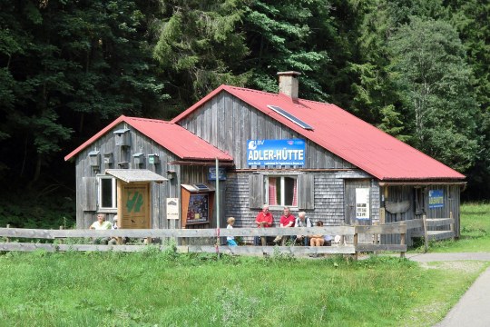 Menschen sitzen vor der LBV-Adlerhütte | © LBV