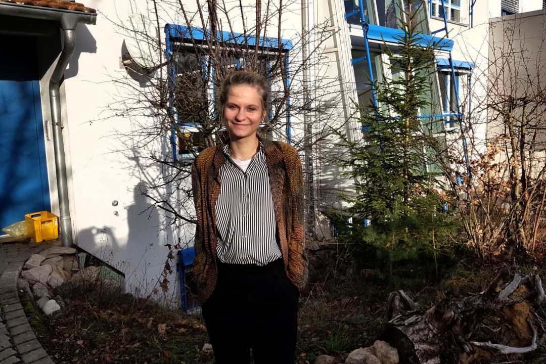 Praktikantin Hannah Faber vor der Landesgeschäftsstelle in Hilpoltstein  | © LBV
