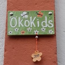 Keramiktafel mit Blumen-Anhänger für die Auszeichnung ÖkoKids im Jahr 2019 | © Städt. Kindergarten Spalt