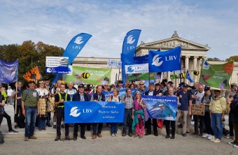 LBVler auf der Demo Mia ham's satt mit vielen Bannern und Beachflags vom LBV in blau | © LBV