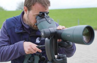 Pressesprecher Markus Erlwein vom LBV schaut durch das BTX von Swarovski | © Swarovski Optik