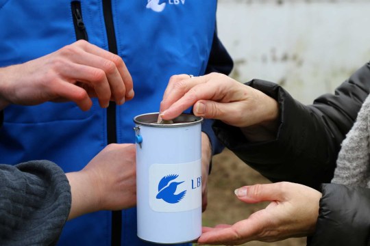 Spendendose des LBV und Hände, die Geld hineinwerfen. | © Peter Bria