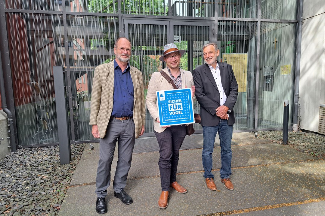 Auszeichnung Vogelfreundliche Glasfläche für das Staatliche Bauamt Landshut. Von Links nach Rechts: Eberhard Dahme, Dr. Peter Stimmler, Gerhard Kriegereit | © Dr. Peter Stimmler