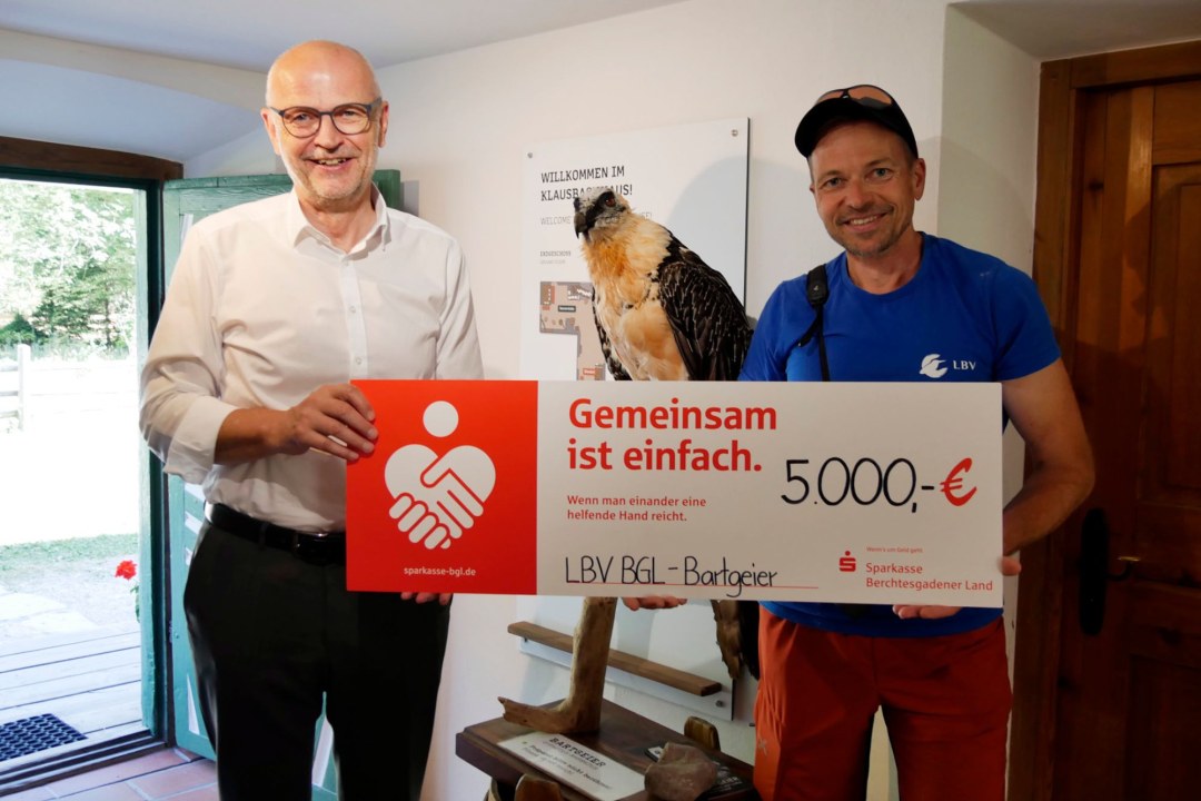 Helmut Grundner (links), Stiftungsrat, und Toni Wegschneider (rechts), 1. Vorsitzender der Kreisgruppe Berchtesgadener Land und LBV-Bartgeier-Beauftragter mit dem Spenden-Scheck