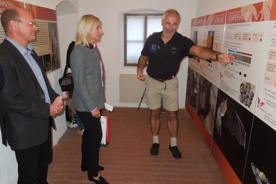 Ulrike Scharf besucht Fledermaushaus |  © Christoph Bauer