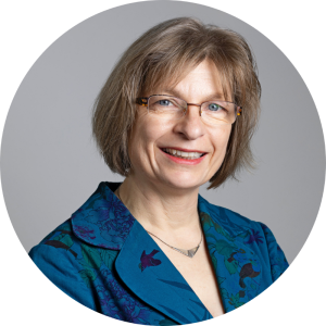 Eine lächelnde Frau in einem blauen Blazer, möglicherweise mit dem LBV oder dem Landesbund für Vogel- und Naturschutz verbunden.