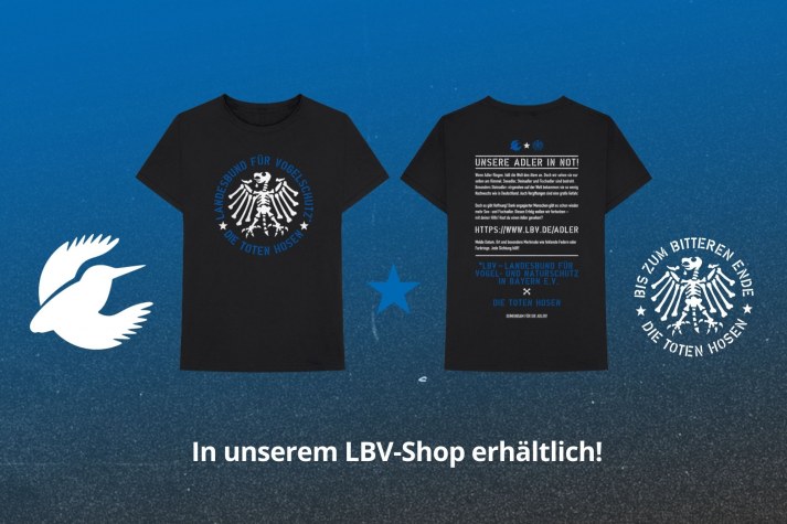 Zwei schwarze T-Shirts mit LBV-Logo und Text zur Rettung von Adlern sind vor blauem Hintergrund zu sehen.