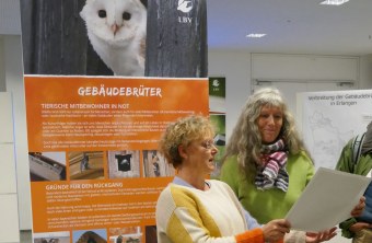 Bürgermeisterin Susanne Lender-Cassen ehrt Eveline Schmidt | © Irene Bugar