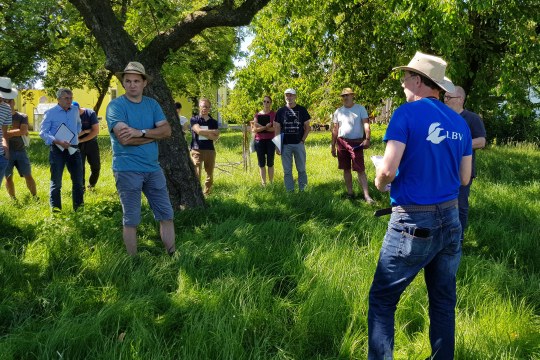 Florian Gäck von Naturland erläutert auf der Streuobstwiese seine Biodiversitätsmaßnahmen | © Naturland