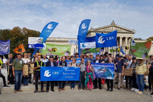 LBVler auf der Demo Mia ham's satt mit vielen Bannern und Beachflags vom LBV in blau | © LBV