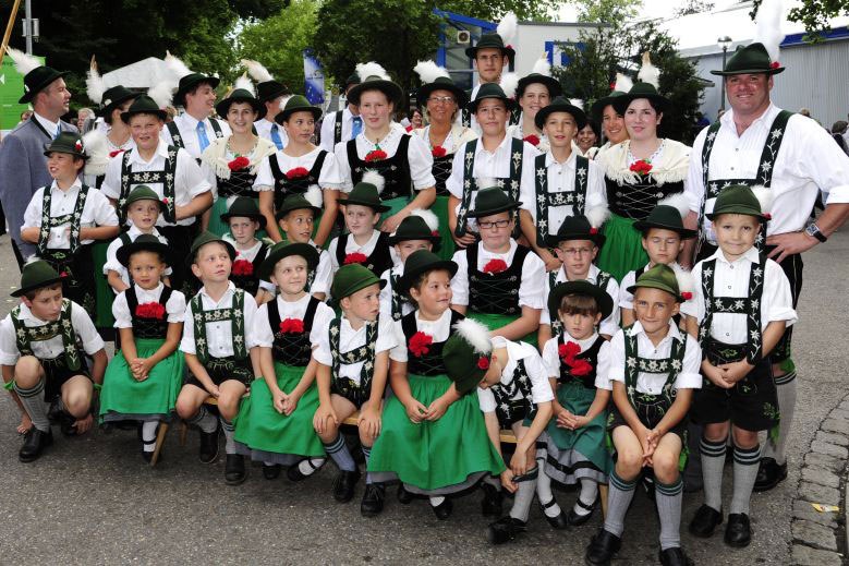 Mitglieder des LBV und der Trachtenjugend Haldenwang | © LBV