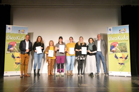 Ausgezeichnete Kitas mit Bayerns Umweltminister Thorsten Glauber und LBV-Geschäftsführer Helmut Beran | © Stefanie Bernhardt