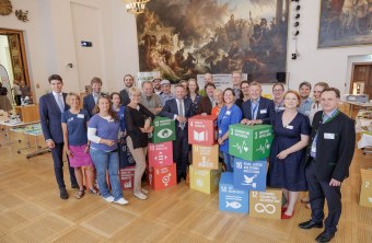 VertreterInnen aus bayerischen Umweltstationen mit Abgeordneten unterschiedlicher Parteien und VertreterInnen des ANU Sprecherrates | © Stefan Obermeier, Bildarchiv Bayerischer Landtag