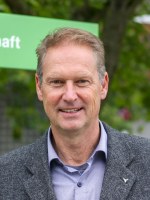 Prof. Dr. Volker Zahner steht an einem Baum