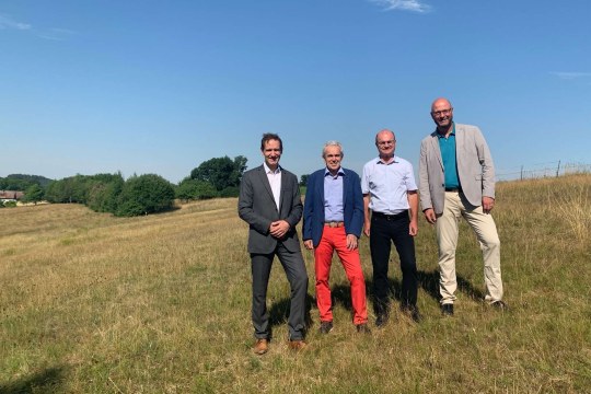 Rainer Haselbeck, Regierungspräsident Niederbayern, Fritz Wittmann, Stellv. Landrat Landshut, Dr. Norbert Schäffer, LBV-Vorsitzender, Josef Bracher 2. Bürgermeister Bruckberg. Sie stehen draußen bei strahlendem Sonnenschein nebeneinander | © Laura Kast