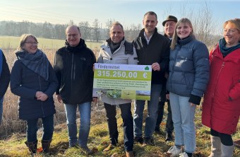 Scheckübergabe | © Bayerisches Staatsministerium für Umwelt und Verbraucherschutz