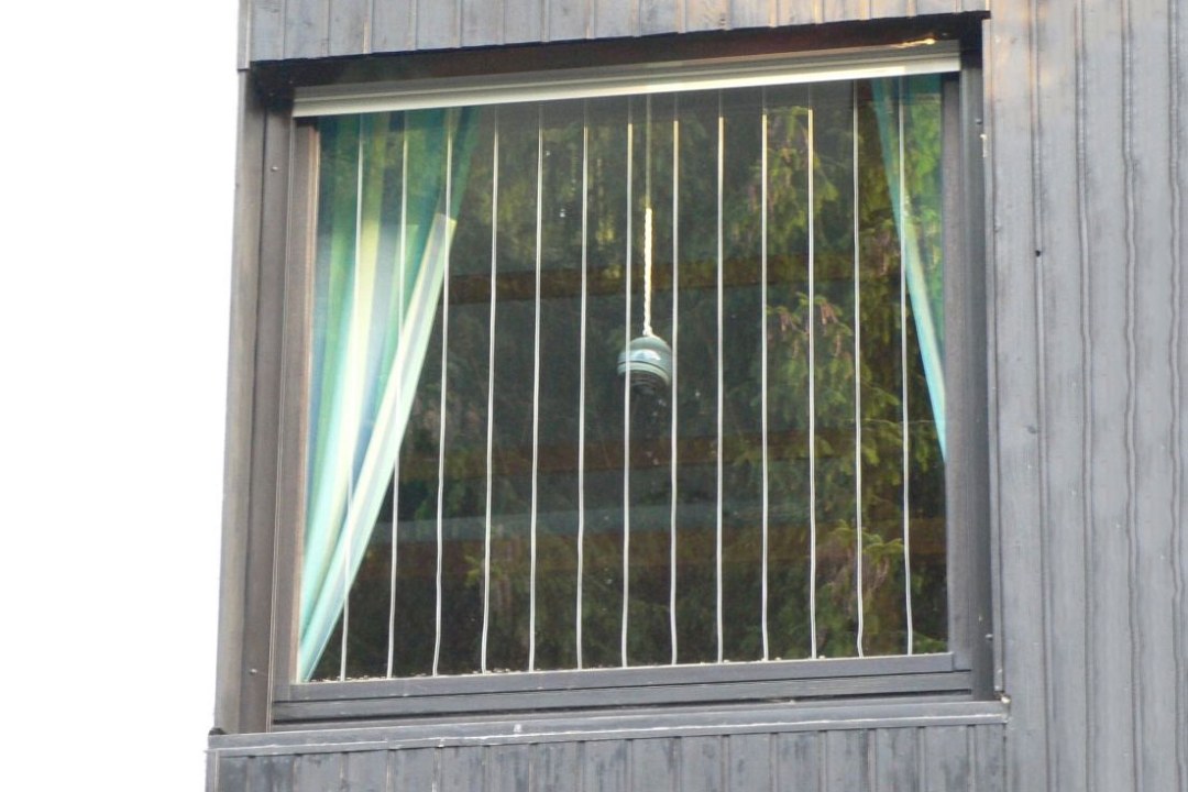 Schnurvorhang am Fenster | © H. Summer