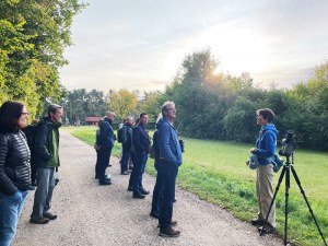 Achtsame Vogelbeobachtung am Rothsee mit Dr. Angelika Nelson. | © Magdalena Buckreus