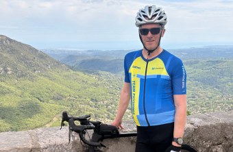 Andreas steht mit seinem Fahrrad in der Natur, um den Landesbund für Vogel- und Naturschutz in Bayern e. V. zu unterstützen. | © LBV