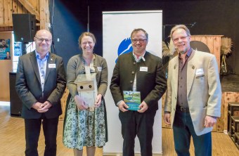 Auszeichnung Kiebitzschutz: Dr. Norbert Schäffer, Gerhard Probstl mit Partnerin, Matthias Luy  | © Nicole Friedrich