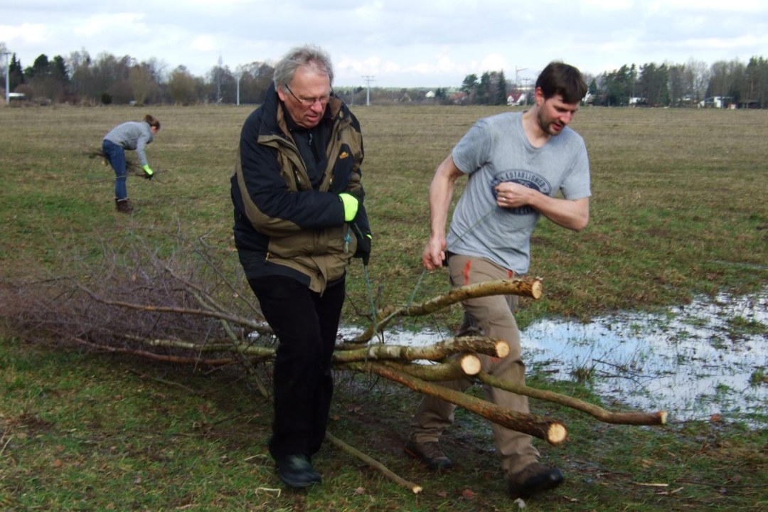 Siemens Mitarbeiter helfen Ehrenamtlichen des LBV | © R.Güßregen