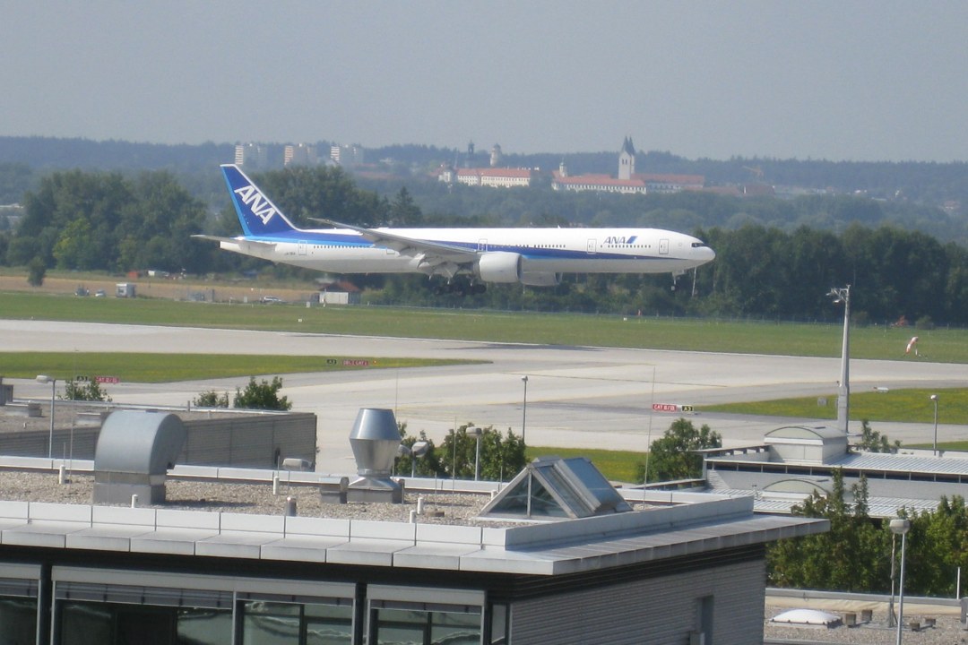 Flugzeug landet auf der Landebahn | © Matthias Luy
