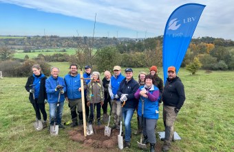 Freiwillige des LBV pflanzen Obstbäume in Dippoldsberg, um die Natur zu schützen und die Landschaft zu bereichern | © Leonie Gloss
