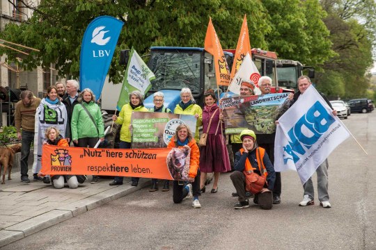Menschen vom Agrarbündnis Bayern stehen mit Plakaten auf der Straße. | © Martin von Creytz