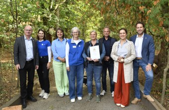 Übergabe der ÖkoKids Urkunde an die Kita hippo campus Zunftstraße | © Bayerisches Staatsministerium für Umwelt und Verbraucherschutz