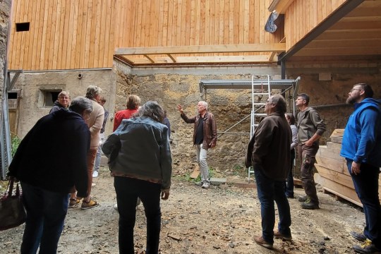 Dr. Andreas von Lindeiner erklärt den Besucherinnen und Besuchern die Baumaßnahmen. | © Martina von Lindeiner