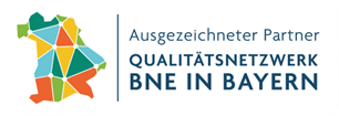 Das Logo des Qualitätsnetzwerks BNE in Bayern zeigt eine bunte Karte und würdigt den LBV als ausgezeichneten Partner.