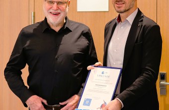 Zwei Männer präsentieren stolz eine Urkunde des LBV für Vogelschutz in Reischach.