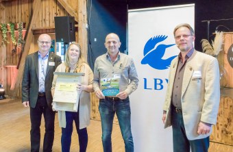 Auszeichnung Kiebitzschutz: Dr. Norbert Schäffer, Jürgen Hummel mit Partnerin, Matthias Luy | © Nicole Friedrich