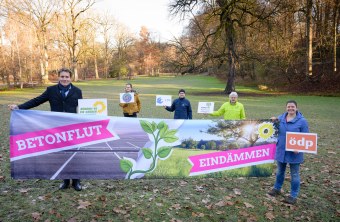 Die Sprecherinnen und Sprecher des Volksbegehrens mit einem großen Banner und Schildern | © Stefan M. Prager