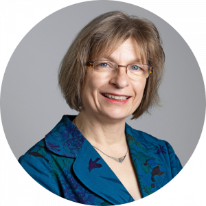 Eine lächelnde Frau in einem blauen Blazer, möglicherweise mit dem LBV oder dem Landesbund für Vogel- und Naturschutz verbunden.