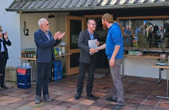 Auszeichnung des LBV-Coburg mit der Plakette vogelfreundliche Glasfläche. Norbert Schäffer überreicht Thomas Tippelt eine Plakette vor dem Gebäude | © Peter Stimmler