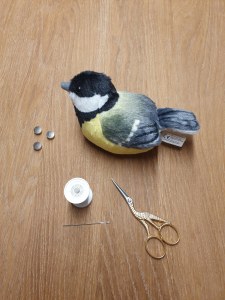 Plüschvogel Schere Nadel Faden Batterien | © Lena Heuß