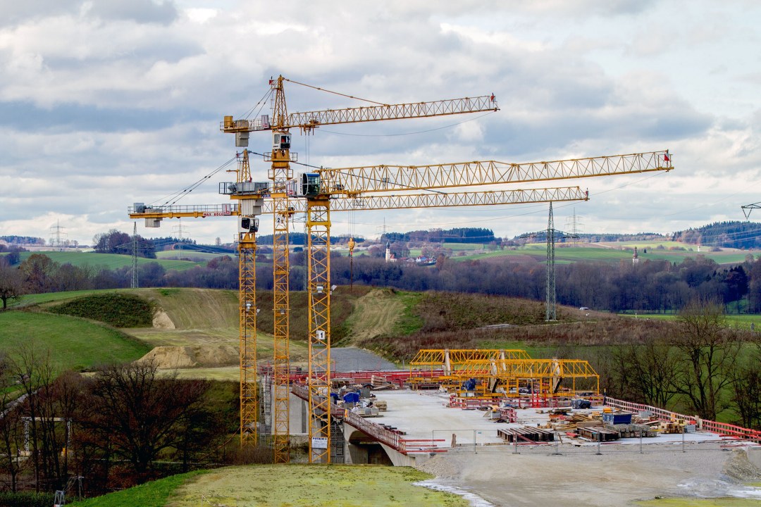 Kräne stehen an einer Baustelle. Es wird eine Brücke gebaut | © Andreas Hartl