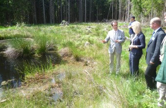 Moorbesichtigung mit Umweltministerin Scharf, LBV-Vorstand Dr. Schäffer und Prof. Kollmann von der TU München | © Helmut Beran