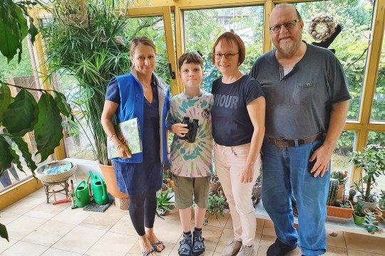 Glückliche Familie mit dem Hauptpreis bei der Stunde der Gartenvögel 2022