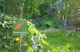 Plakette Vogelfreundlicher Garten | © Carola Bria