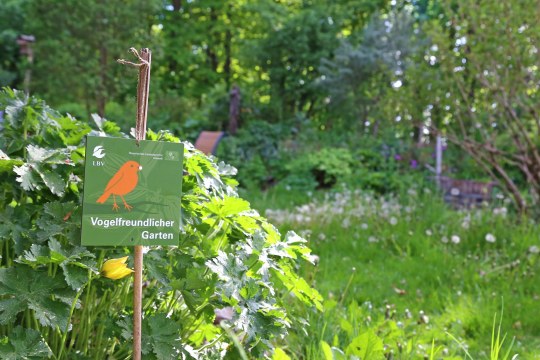 Plakette Vogelfreundlicher Garten | © Carola Bria