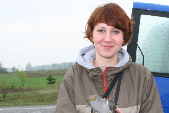 Belarussische Studentin Viktoria Grudinskaja mit Kuckuck in der Hand | © Friederike Herzog