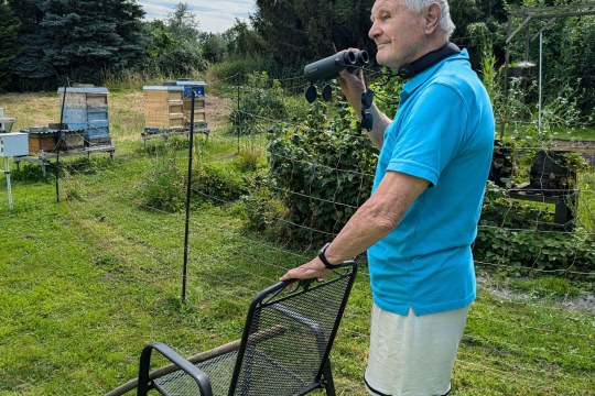 Manfred Brunhuber im Naturgarten mit SWAROVSKI OPTIK Hauptgewinn Stunde der Gartenvögel 2024 | © Privat