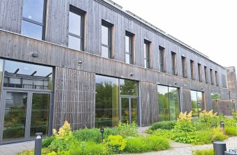 Die nordseitige Fassade des NAWAREUM zeigt modernes Holzdesign, das den LBV und den Naturschutz in Bayern verkörpert.
