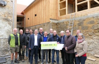 Umweltminister Glauber übergibt Förderbescheid für das Fledermaushaus in Waischenfeld an den LBV | © LBV