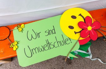 Dekoschild Umweltschule  | © STMUV