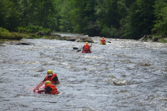 Sechs Kanufahrende auf dem Fluss Schwarzer Regen | © Malvina Hoppe