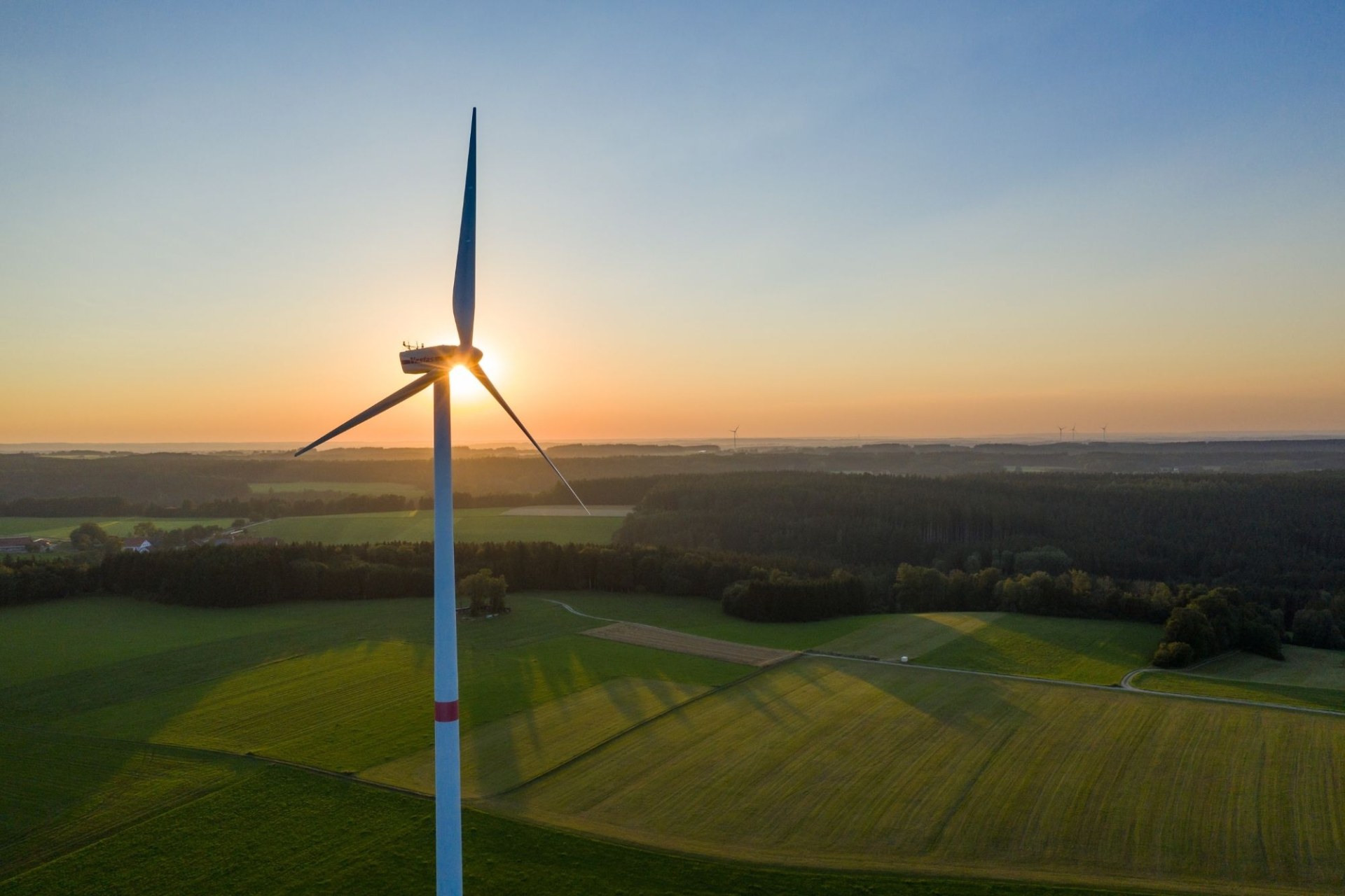 Windrad auf Wiese | © Olaf Broders